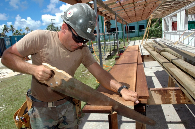 menuisier-LE LAVANDOU-min_worker_construction_building_carpenter_male_job_build_helmet-893290